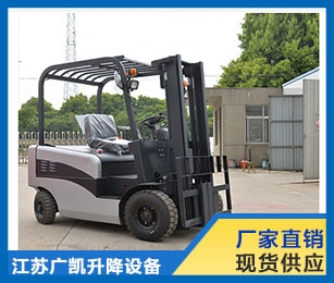 四轮座驾叉车